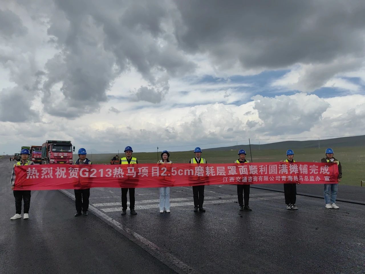 青海G213热马路面改造工程全线薄层罩面工程 顺利完成摊铺任务