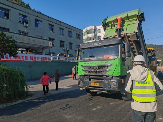 咨询有限公司：监理的修水县溪口至大椿段升级改造工程沥青摊铺完成